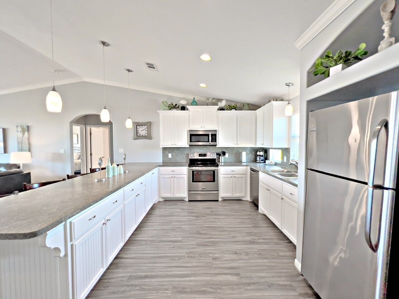 Refrigerador, cafetera/tetera, tostadora