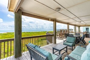 Outdoor dining - Beaches Be Trippin' 4 Bedroom Home by RedAwning (Port Bolivar)