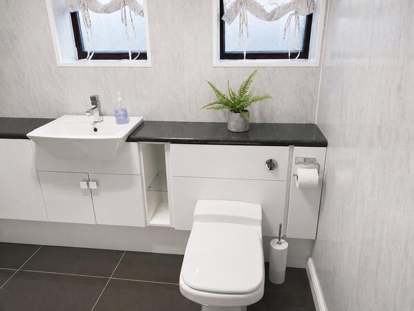 Dusche, Haartrockner, Handtücher, Seife