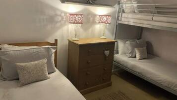 2 slaapkamers, een strijkplank/strijkijzer, gratis wifi, beddengoed