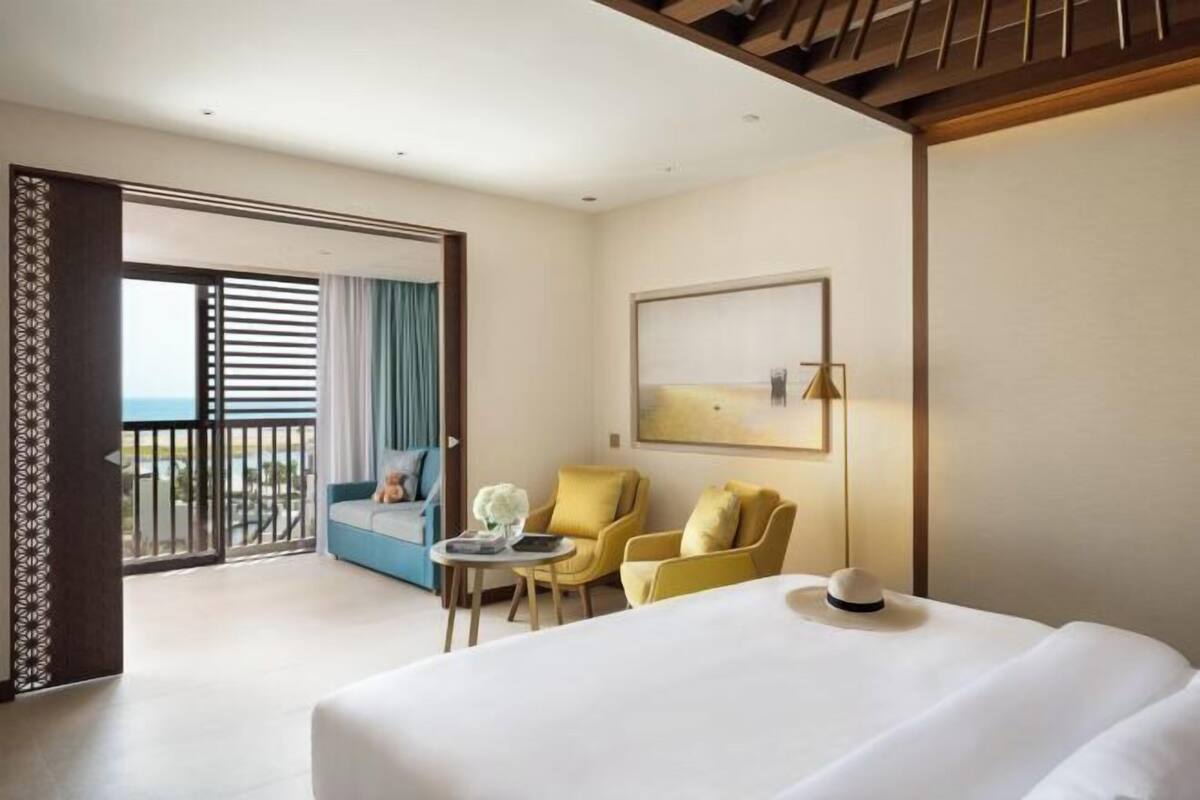 Premium bedding, minibar, in-room safe, desk
