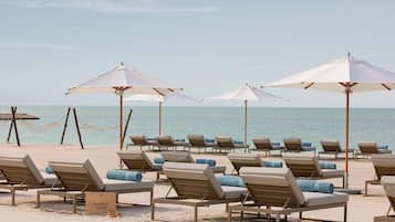 Lettini da mare, ombrelloni, teli da spiaggia, kayak