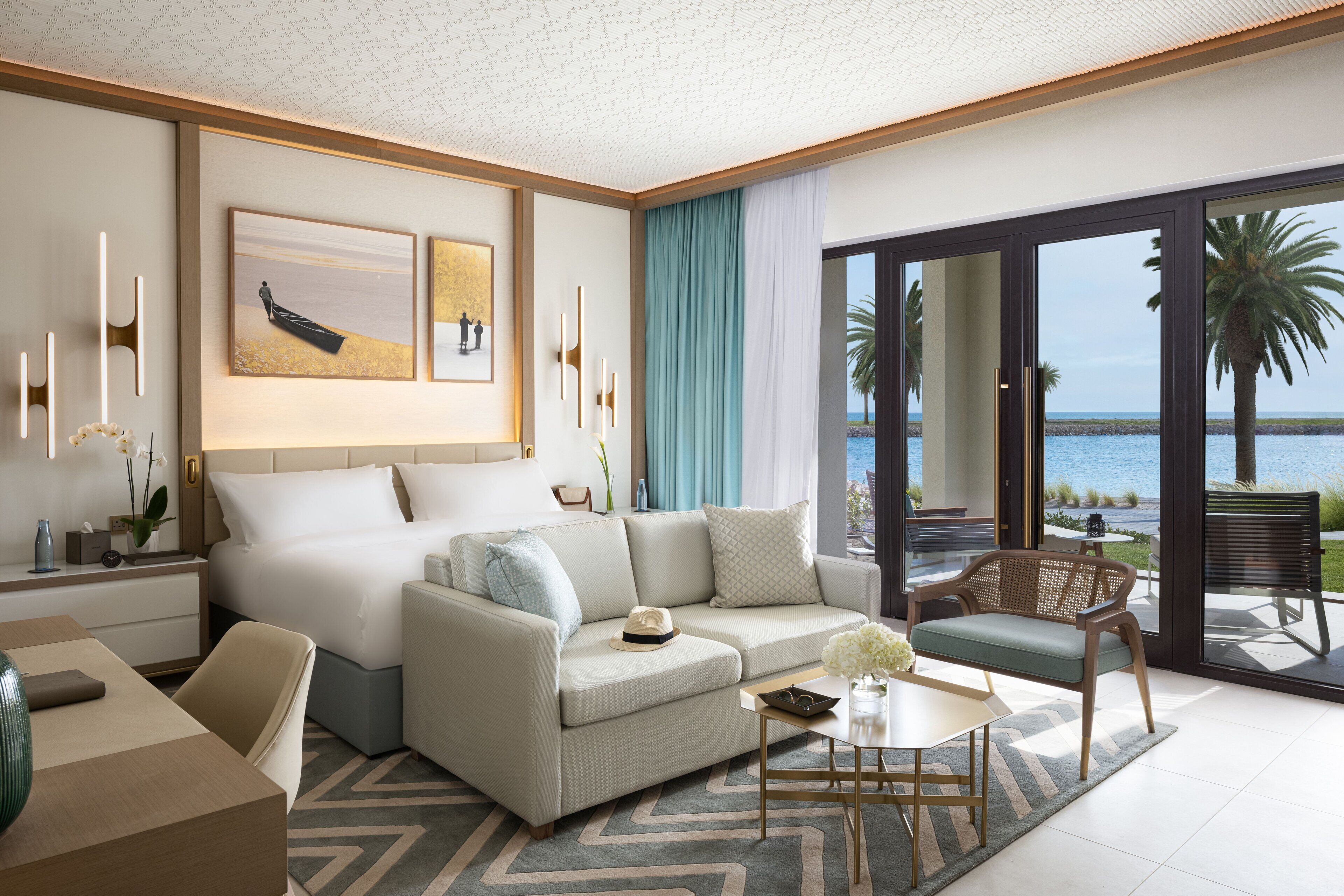 高档床上用品、迷你吧、客房内保险箱、办公桌