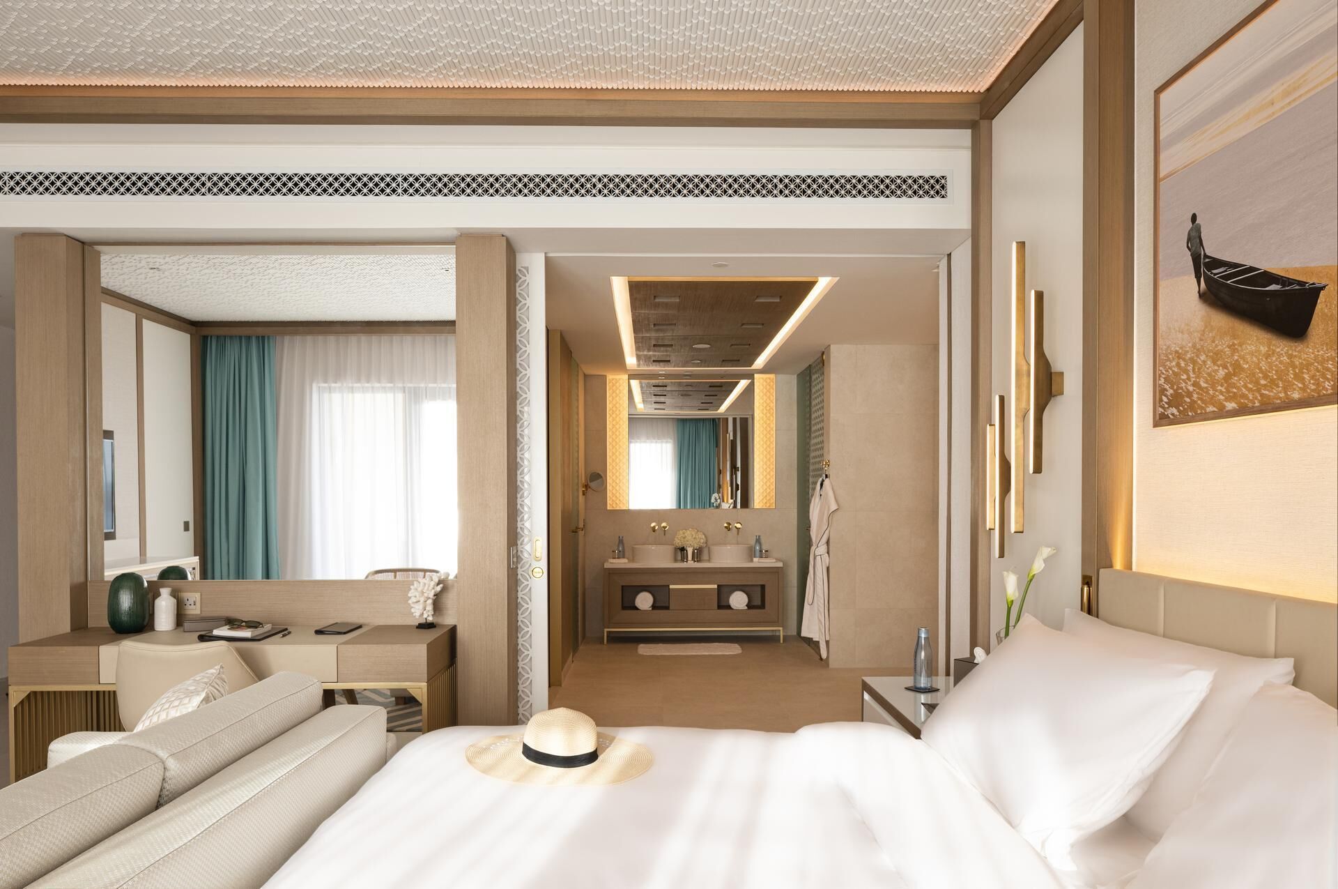 Suite, privat basseng (Gulf Summer House Arabian) | Sengetøy av topp kvalitet, minibar, safe på rommet og skrivebord