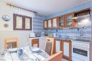 ثلاجة، ميكروويف، فرن، موقد طهي مسطح