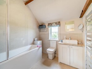Ein kleines, modernes Badezimmer mit Dusche, Toilette und Waschbecken.