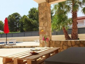 Outdoor dining - Beautiful house with private swimming pool, all on first floor (l'ametlla de mar)