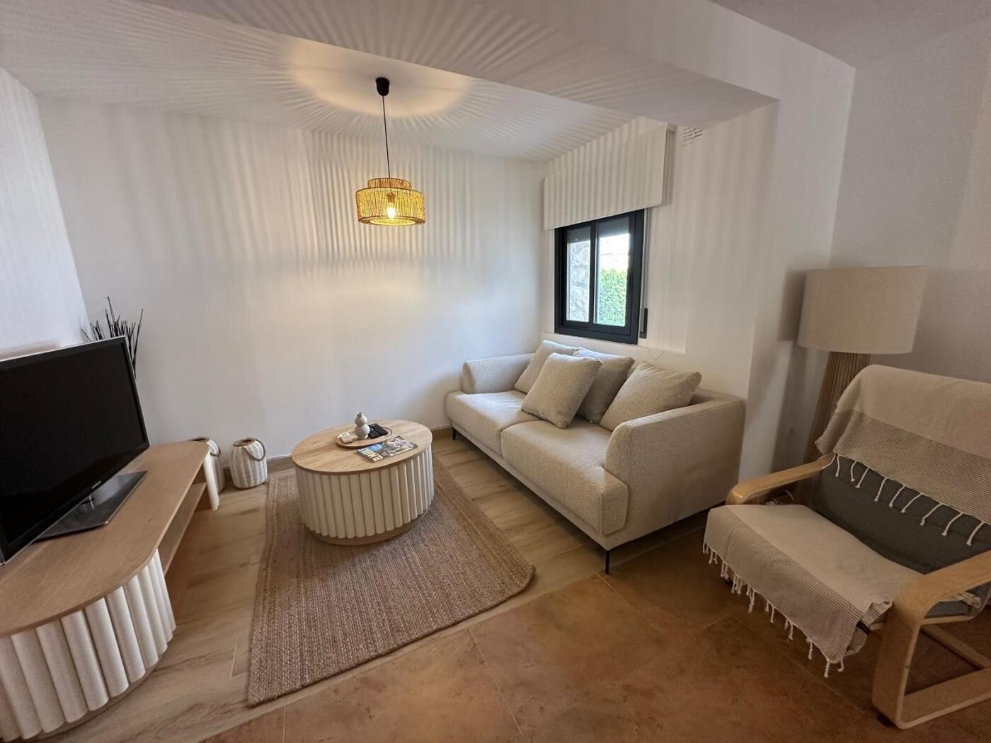 Een televisie en een open haard