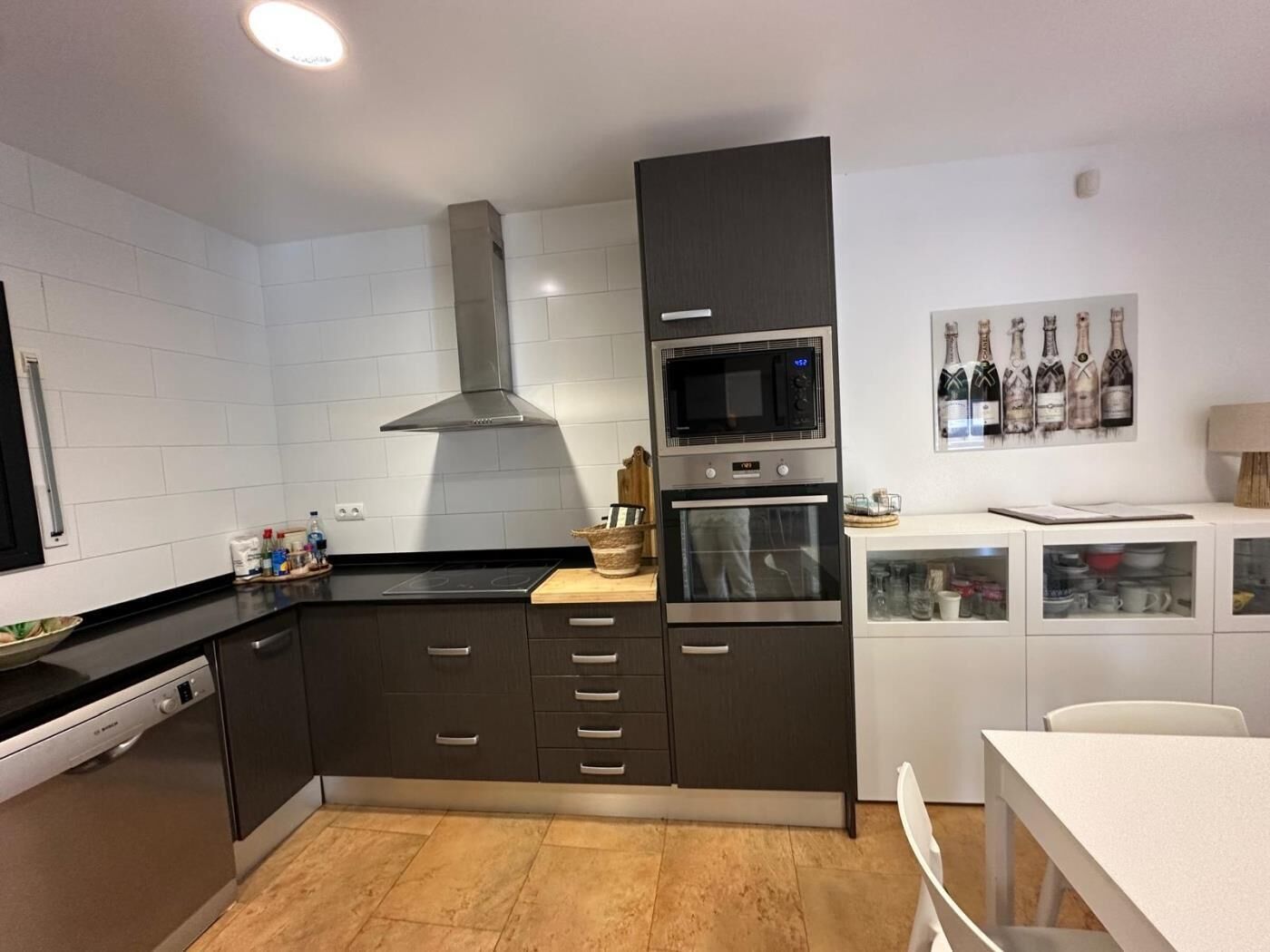 Een koelkast, een microgolfoven, een oven, een vaatwasser