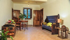 Una chimenea, una mesa de tenis de mesa