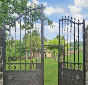 Property grounds - Stunning views, Character Villa & Annexe, private infinity pool, walk restaurant (Pieve San Lorenzo)