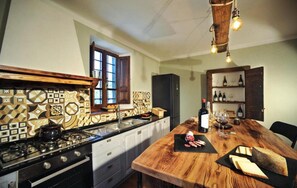 Frigorífico, horno, placa de cocina y lavavajillas