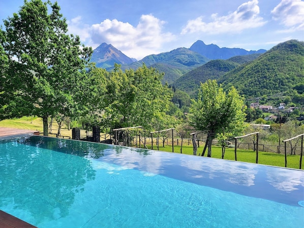 Outdoor pool - Stunning views, Character Villa & Annexe, private infinity pool, walk restaurant (Pieve San Lorenzo)