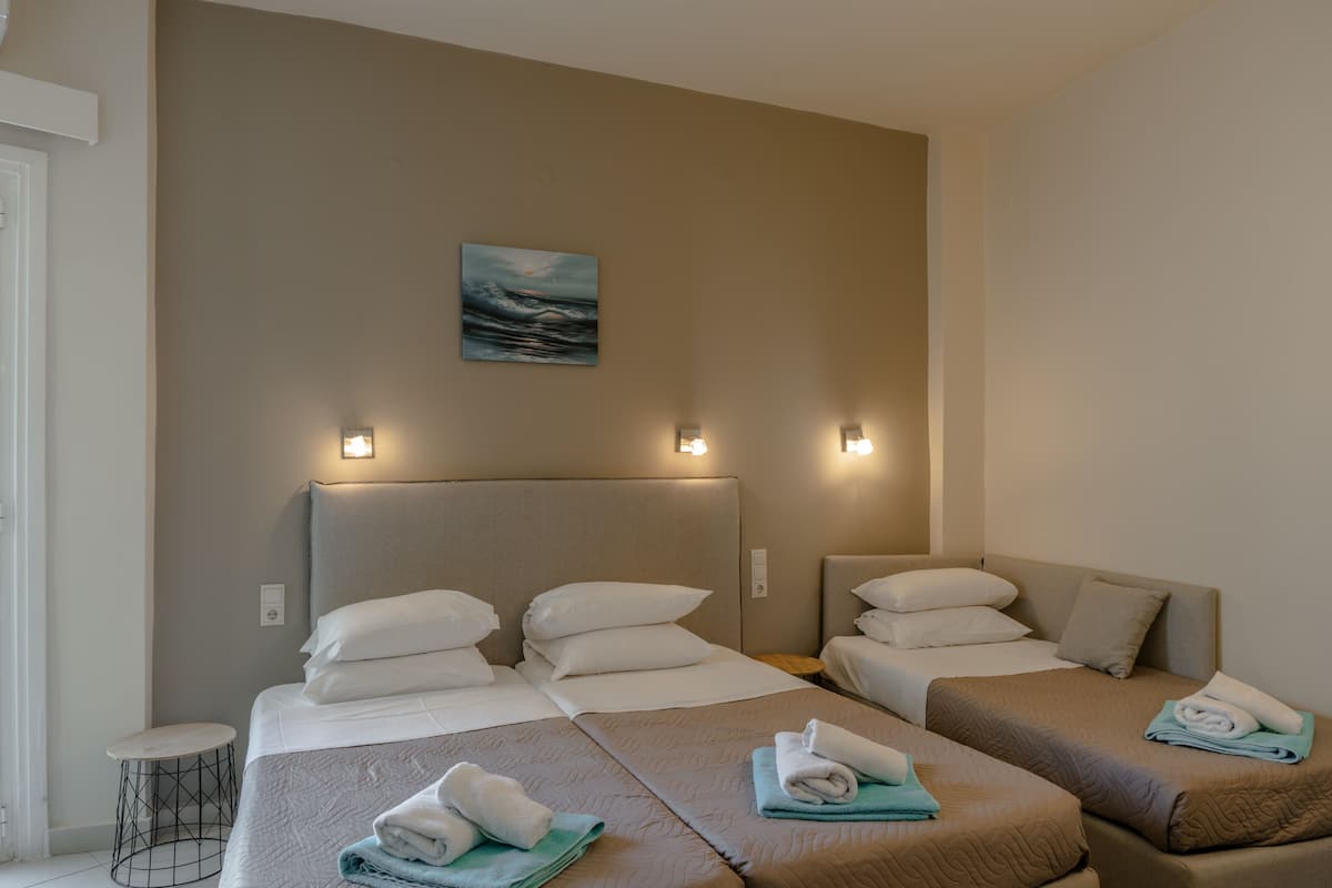 Standard Triple Room with Inland View | WiFi, bed sheets