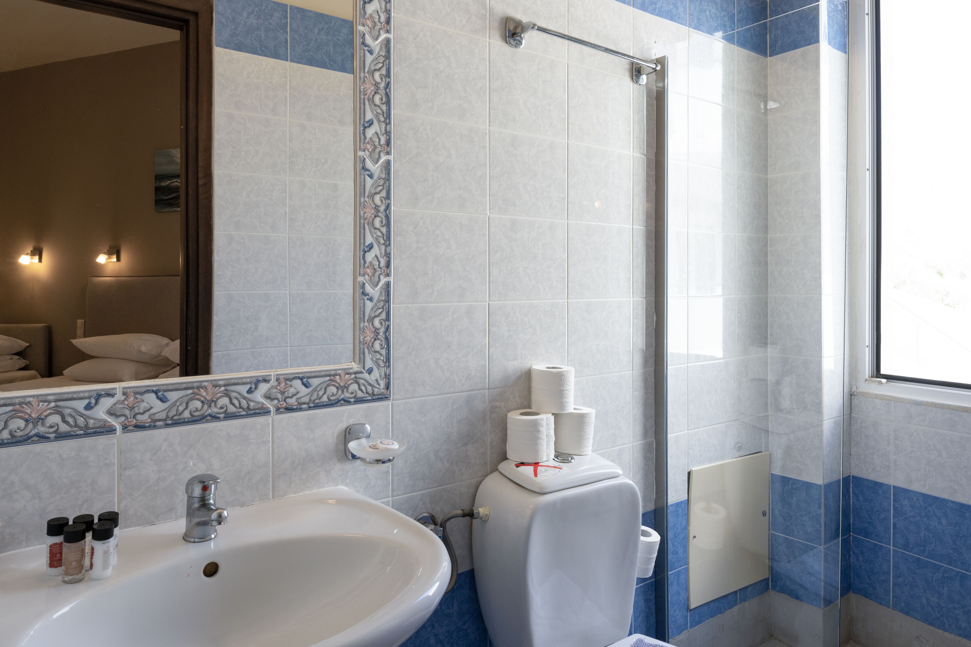 Ein Badezimmer mit Waschbecken, Toilette und Dusche.