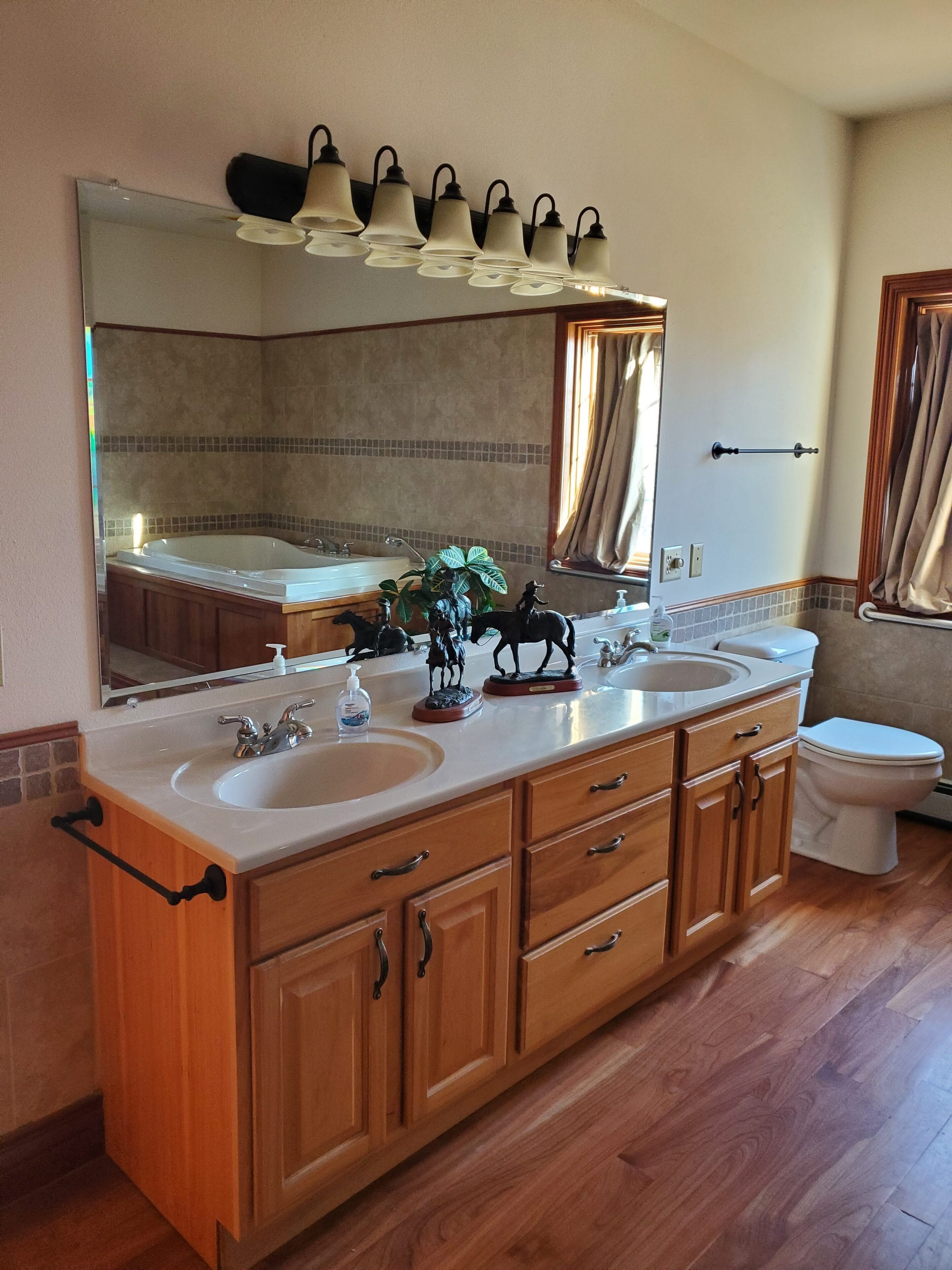 Hydro-Massage Tub! Wrangler Outlaw Suite! Horses!