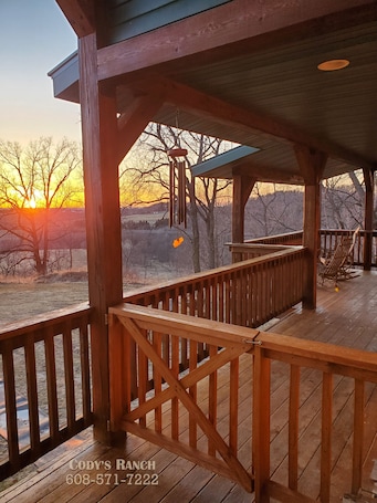 Terrace/patio. Hydro-Massage Tub! Wrangler Outlaw Suite! Horses!