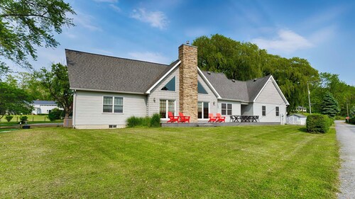 Grande Dame - She is big and beautiful! Perfect for your next lakeside group getaway!
