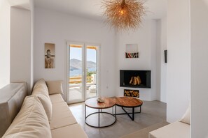 Smart TV, fireplace, stereo