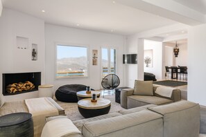 TV connectée, cheminée, chaîne hi-fi
