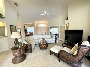 TV, books, stereo - * “Livin' The Dream” A Golfer's Paradise! South facing Free Pool/Spa Heat * (Rotonda West)