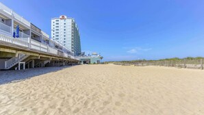 Un hôtel situé en bord de mer, doté d’une piscine, d’une plage et d’une promenade en bord de mer.