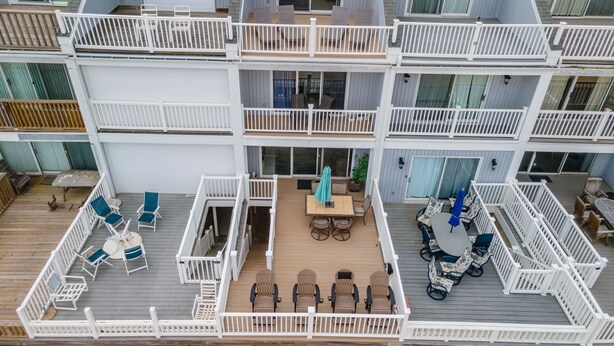 Un hôtel à plusieurs étages doté de balcons, d’espaces de détente en plein air et d’une piscine.