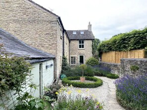 Property grounds - Stylish and Spacious Cotswolds Cottage - Sleeps 6 - Pass the Keys (Lechlade)