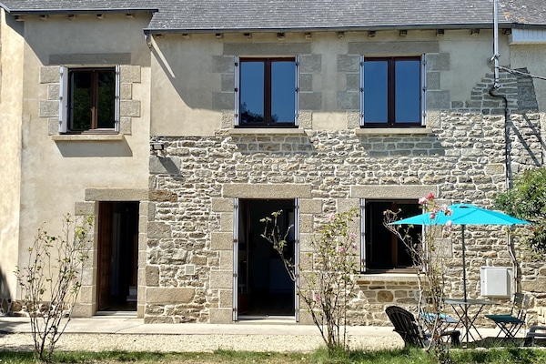 Belle maison en pierre avec jardin et terrasse