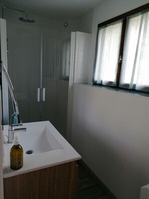 Dusche, Haartrockner, HandtĂŒcher, Seife