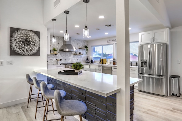 Refrigerador, microondas, horno y parrilla de estufa 