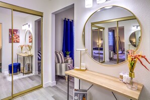 4 makuuhuonetta, työpöytä, silitysrauta/-lauta, vauvan matkasänky
