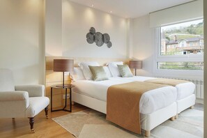 4 bedrooms, iron/ironing board, free WiFi, bed sheets