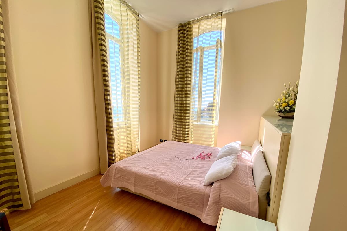 1 kamar tidur, selimut bulu angsa, minibar, dan brankas