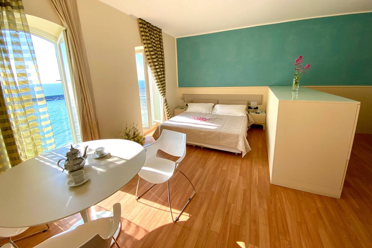 Executive Room | Down comforters, minibar, in-room safe, desk
