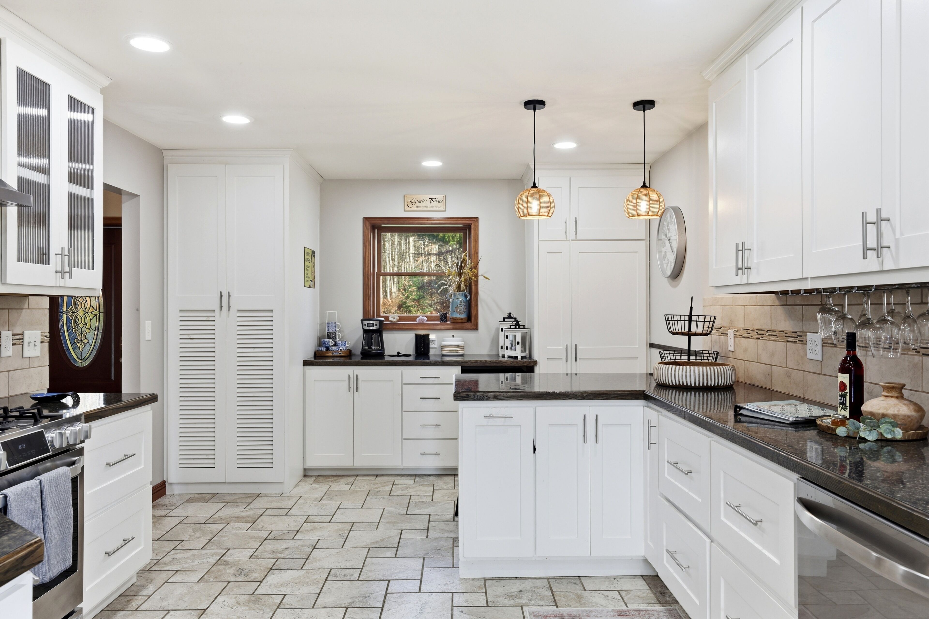 Jääkaappi, mikroaaltouuni, uuni, liesi