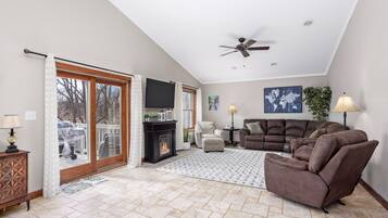 Smart-tv, een open haard, een dvd-speler en tafelvoetbal