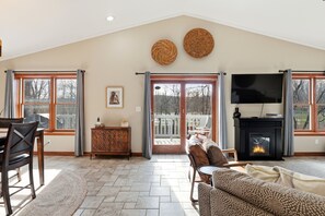 Älytelevisio, takka, DVD-soitin, pöytäjalkapallopöytä