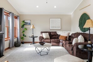 Älytelevisio, takka, DVD-soitin, pöytäjalkapallopöytä