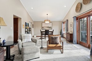 Smart TV, chimenea, reproductor de DVD, futbolito