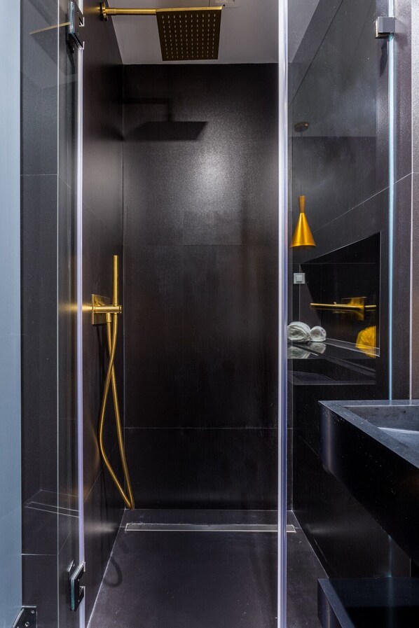 Shower, hair dryer, towels, soap - BAIRRO ALTO MUSIC GUEST HOUSE CHOPIN (Lisboa ciudad)