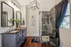 Tina con regadera, secadora de cabello, toallas 