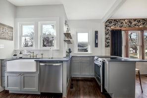 Kylskåp, mikrovågsugn, ugn och spishäll