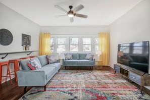 Smart TV - Bluebird Bungalow Spacious Home Ideal for Families and Large Groups (Wichita)