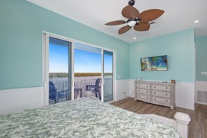 3 bedrooms, iron/ironing board, Internet, bed sheets - ☀️Bay Front with Private Screened Pool - Blue Dolphin View☀️ (Fort Myers Beach)