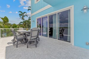 Outdoor dining - ☀️Bay Front with Private Screened Pool - Blue Dolphin View☀️ (Fort Myers Beach)