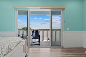 3 bedrooms, iron/ironing board, internet, bed sheets - ☀️Bay Front with Private Screened Pool - Blue Dolphin View☀️ (Fort Myers Beach)