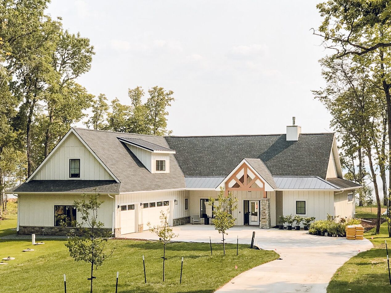 Cozy lake front home on Crystal Lake-Great for hosting!