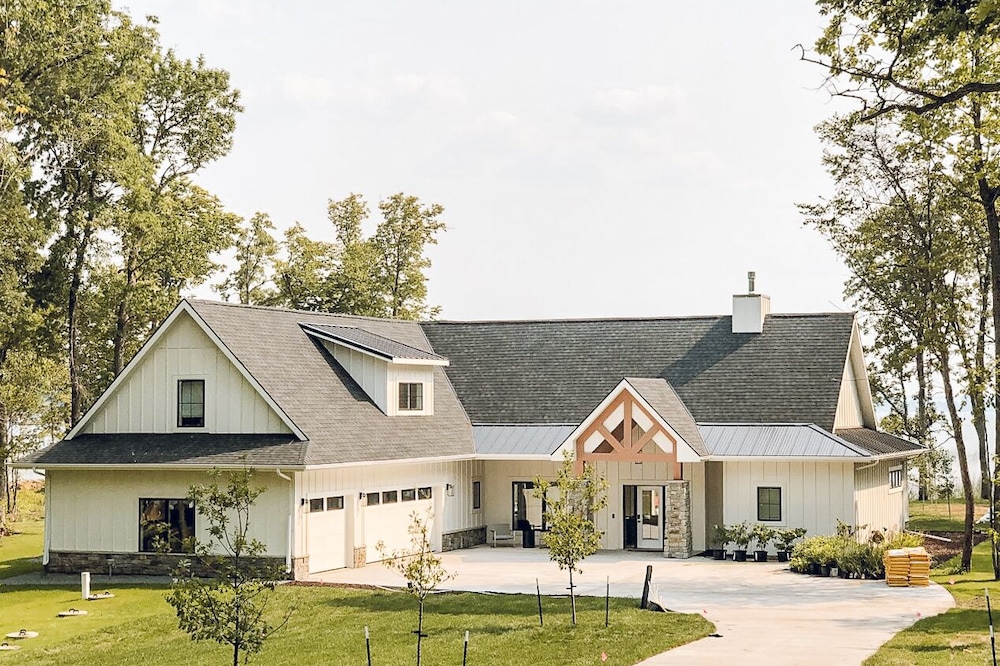 Cozy lake front home on Crystal Lake-Great for hosting!