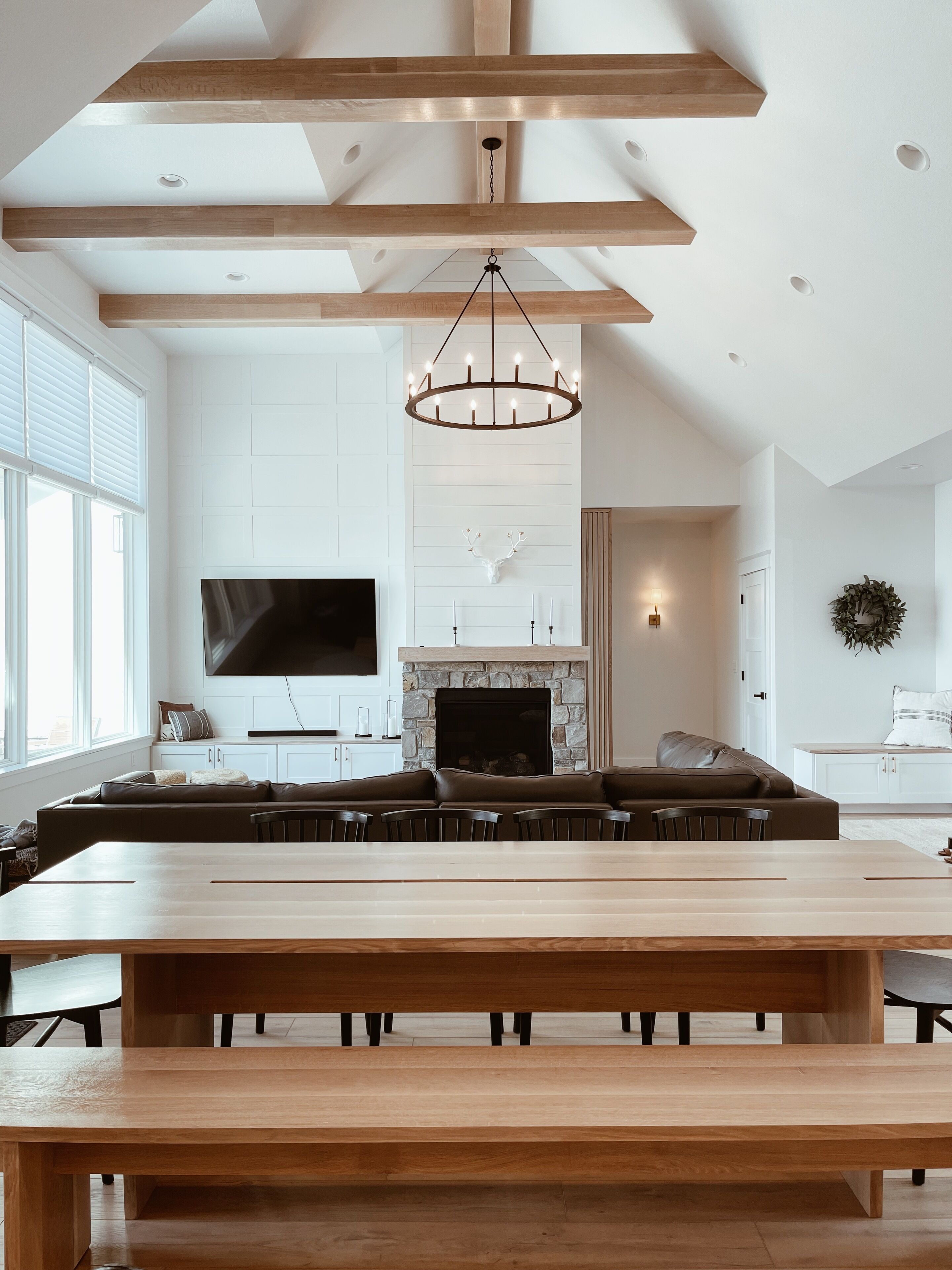 Cozy lake front home on Crystal Lake-Great for hosting!